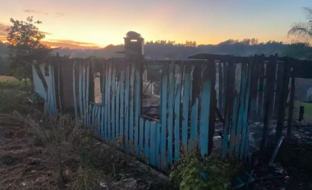 Casa fica completamente destruída após incêndio em Iporã do Oeste
