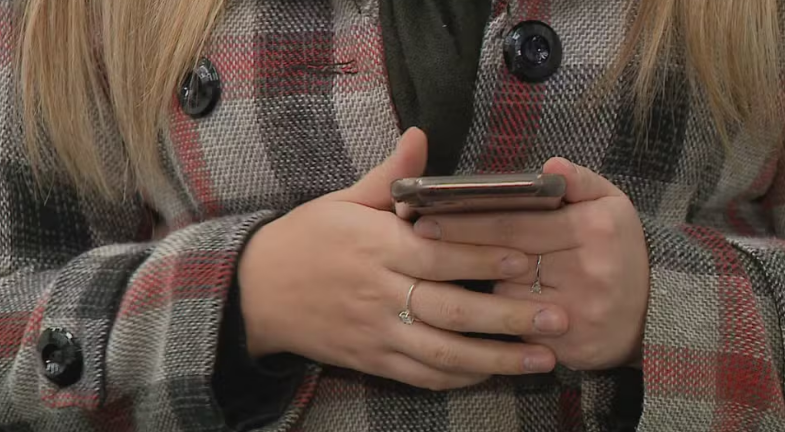 Justiça manda mulher apagar fotos da família do ex das redes sociais