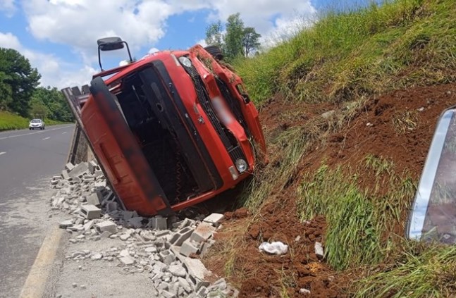 Caminhão carregado com blocos de concreto tomba após pneu estourar na PR-280