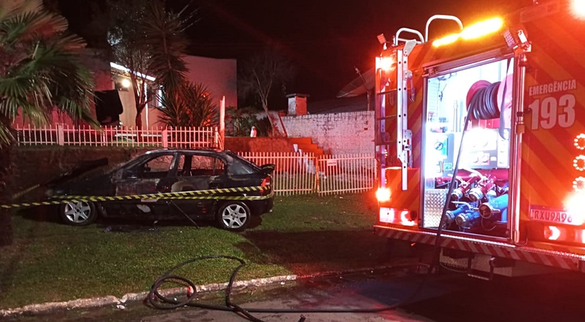 Incêndio em veículo é registrado na Avenida Washington Luis