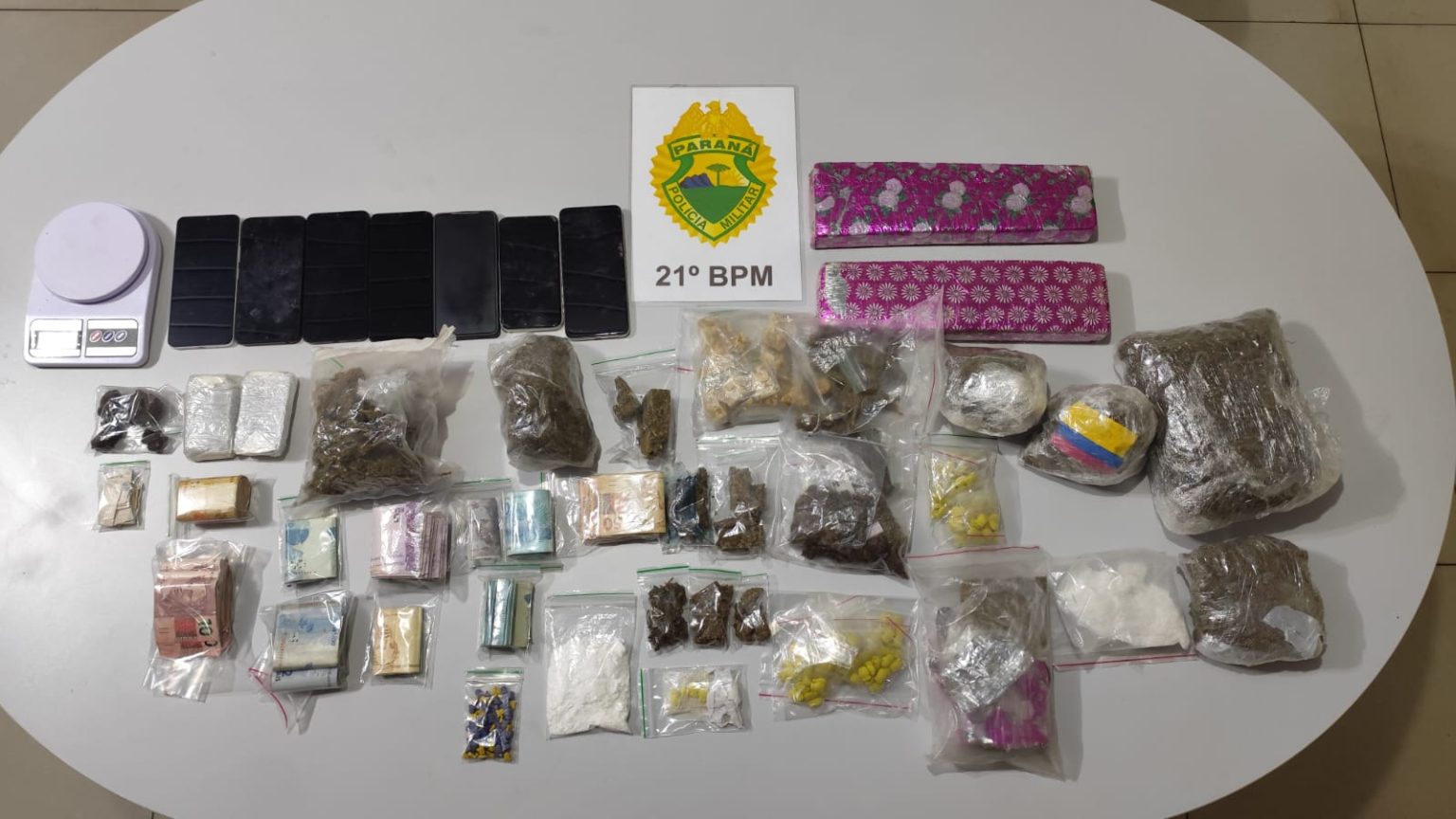 PM prende três homens e uma mulher com grande quantidade de drogas e dinheiro