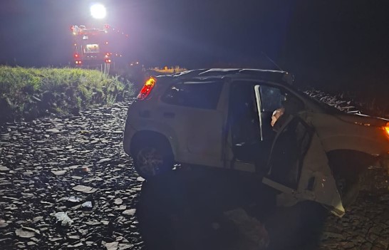 Duas pessoas ficam feridas após saída de pista e capotamento na BR-163