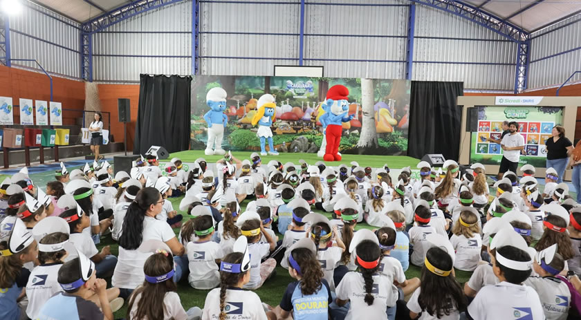 Sicredi e Smurfs transformam sustentabilidade em experiência para crianças em parceria inédita no Brasil