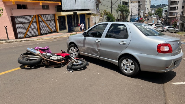 Conversão proibida causa acidente entre carro e moto