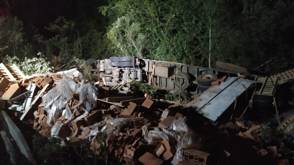 Condutor de caminhão morre em acidente de trânsito no Oeste