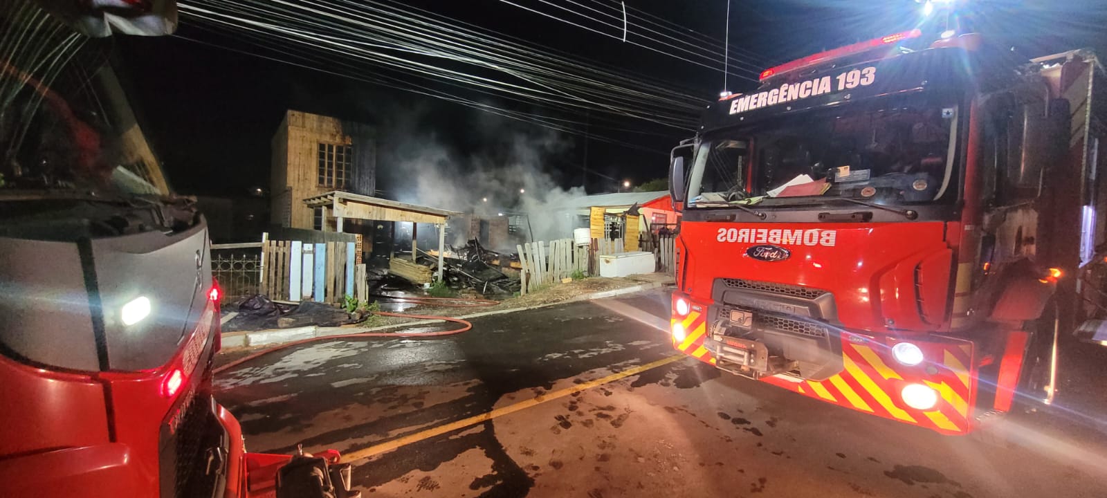 Sofá ao lado de fogão a lenha pega fogo e residência fica destruída
