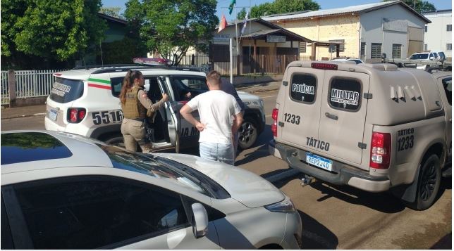 Motorista de aplicativo é feito refém e colocado no porta-malas de carro durante tentativa de roubo