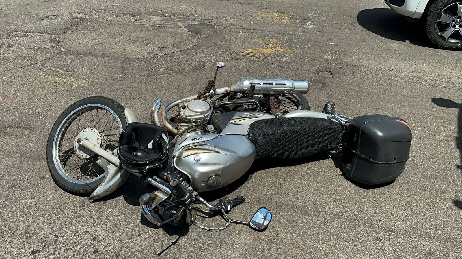 Motociclista fica ferido após colisão com carro no bairro Presidente Kennedy