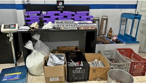 Mulher é detida com drogas e equipamentos para adulteração de placas veiculares