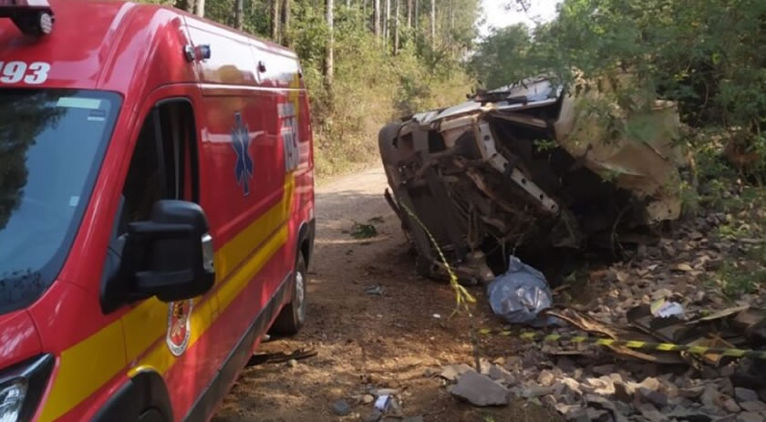 Homem morre após caminhão caçamba capotar no Oeste de Santa Catarina