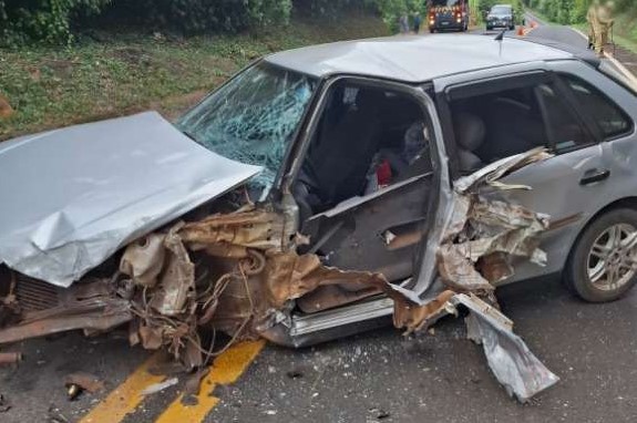 Colisão lateral entre ônibus e carro é registrada na PR-281
