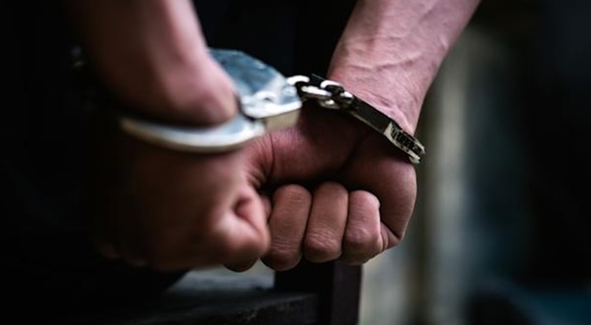 Homem tenta estrangular a companheira e é preso