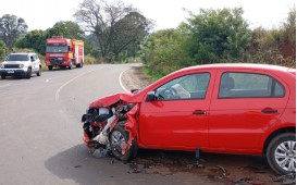 Idoso é encaminhado ao hospital após acidente entre caminhão e veículo de passeio