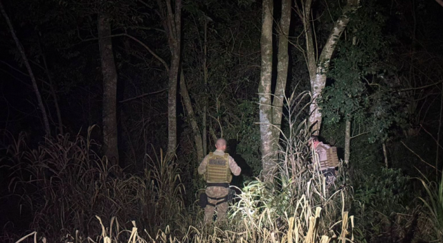 Homem furta motocicleta, foge da PM e se esconde em área de mata