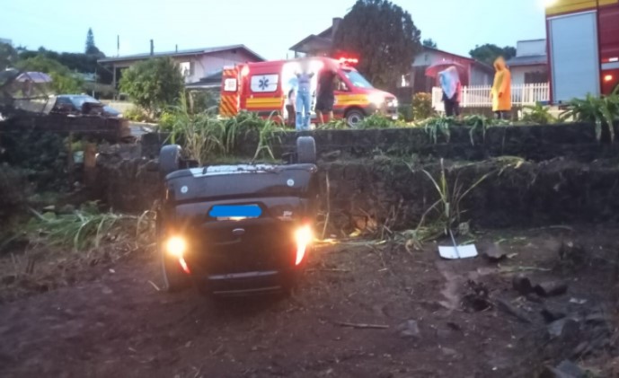 Motorista sai da pista e capota carro, mas sai ilesa