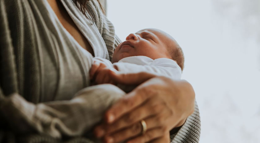 Não existe “colo demais”: o que a ciência diz sobre pegar o bebê no colo