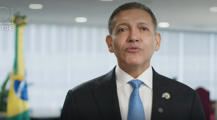TSE nega acusação de Flávio Bolsonaro sobre expulsão de fiscais durante apuração