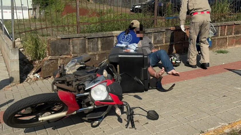 Acidente envolve veículo e motocicleta no centro