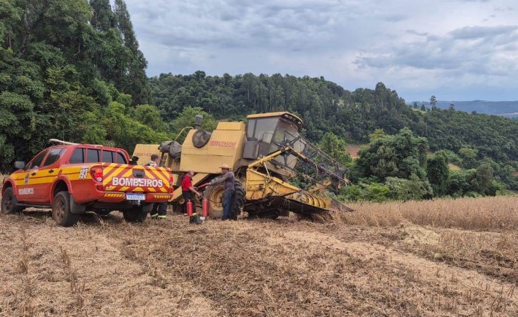 Princípio de incêndio em colheitadeira mobiliza bombeiros