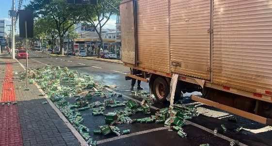 Caminhão carregado perde carga de cerveja em avenida no Oeste