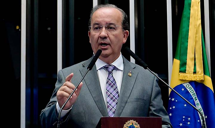 Governador Jorginho Mello anuncia policiais armados em todas as escolas estaduais de SC
