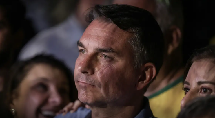 PF intima Flávio Bolsonaro a entregar passaportes por ordem de Alexandre de Moraes