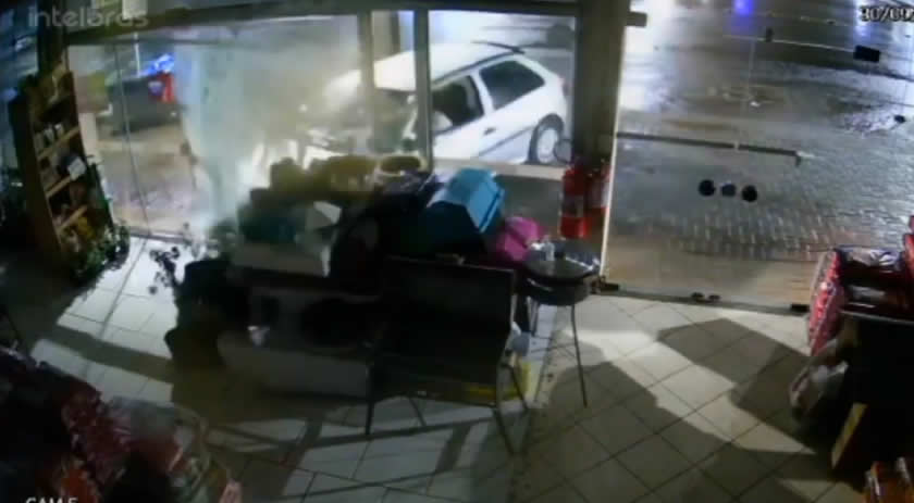 Motorista atinge porta de comércio e foge