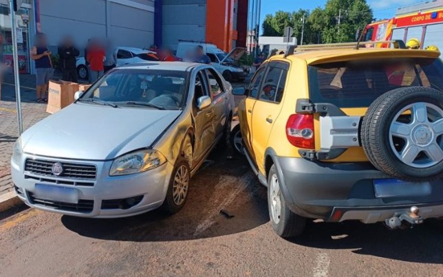 Colisão entre quatro carros deixa uma pessoa ferida