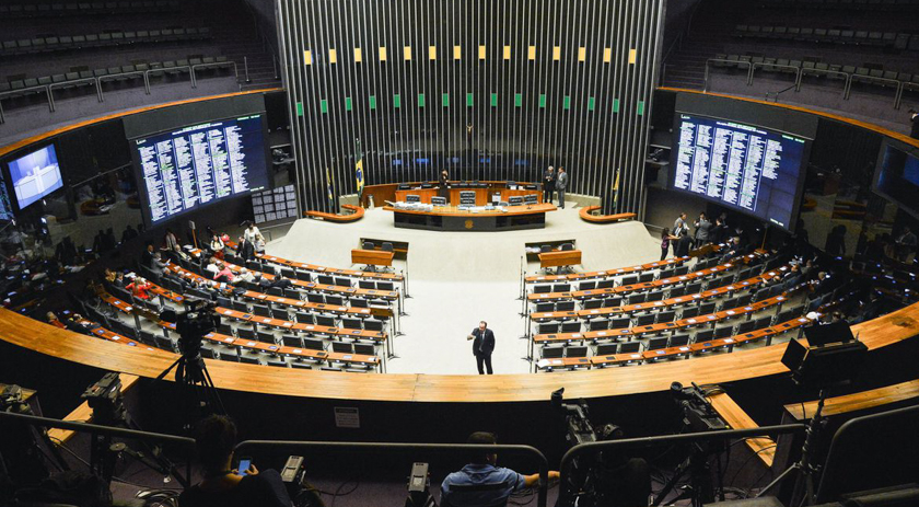Câmara aprova projeto que prevê salários iguais para homens e mulheres