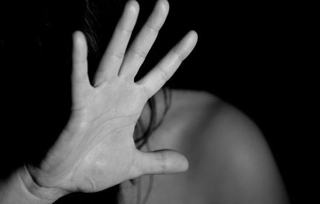 Mãe deixa celular gravando e pai acaba preso por estuprar a própria filha em SC