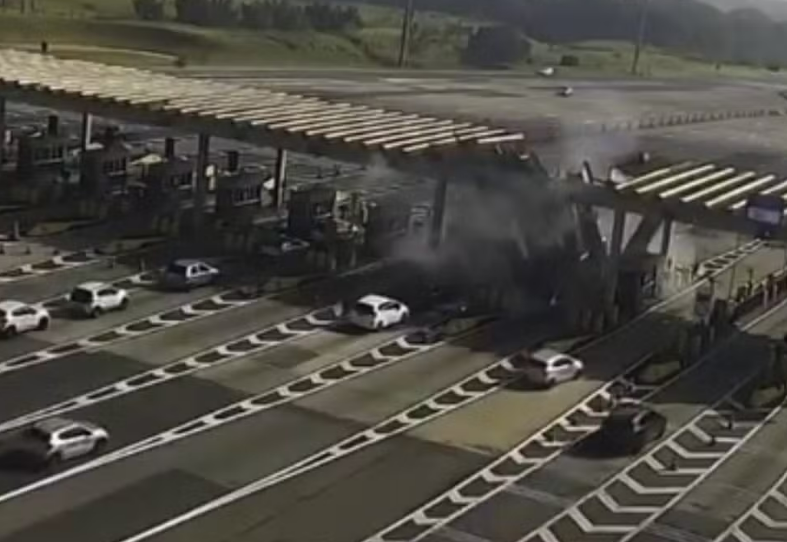 Motorista morre após carro derrubar teto de pedágio em rodovia de São Paulo