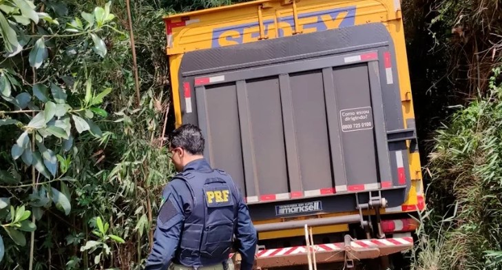 Correios declara que caminhão que foi apreendido com maconha no Paraná era furtado