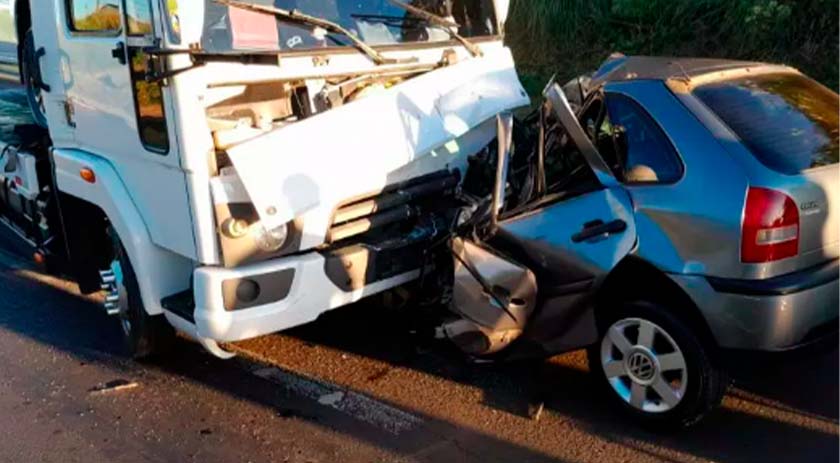 Carro vira ‘bola de metal’ e motorista morre em acidente com caminhão-guincho em SC