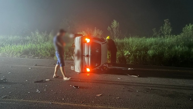 Colisão entre três carros interrompe trânsito na BR-282