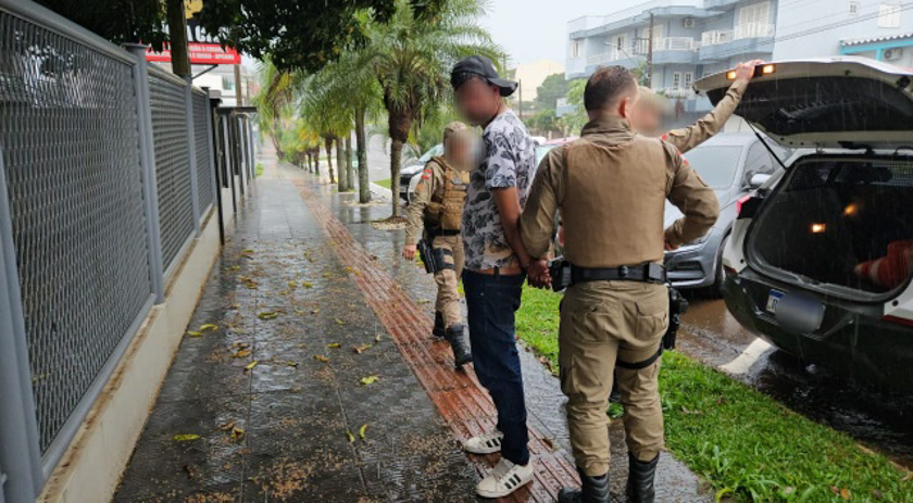 Homem é preso logo após tentar estuprar mulher e roubar telefone celular