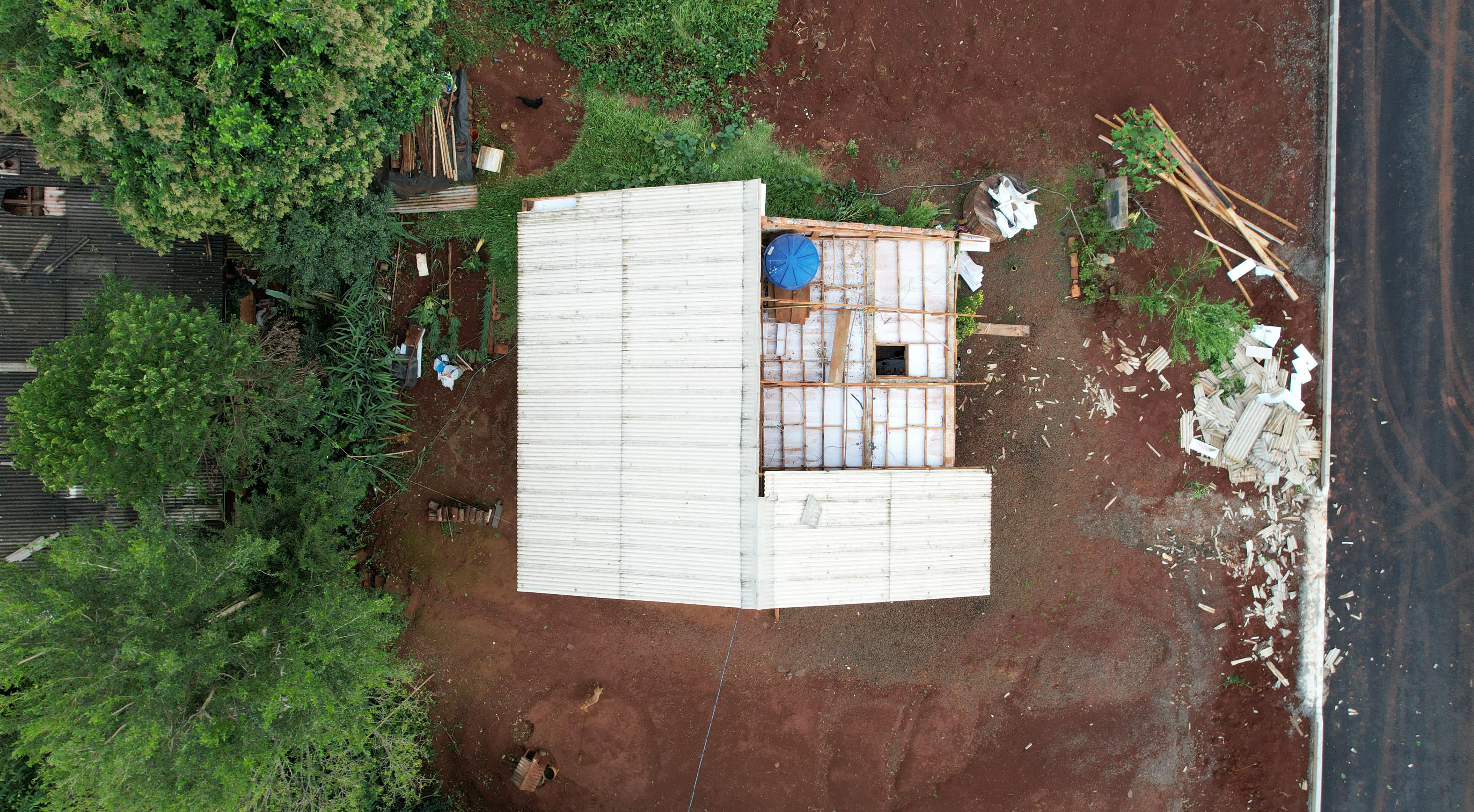 Temporal com ventos fortes destelha casas e deixa famílias desalojadas no Oeste de SC