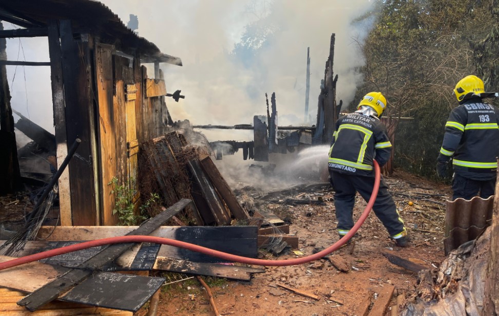 Curto circuito provoca incêndio e destrói casa no interior do município