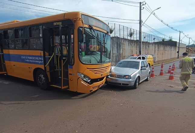 Mulher fica ferida após colisão entre carro e ônibus