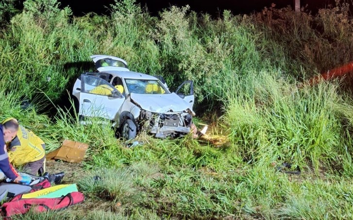 Condutora sem habilitação sofre acidente grave após sair da pista