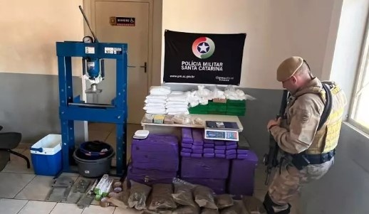 PM descobre refinadora e distribuidora de drogas em Chapecó