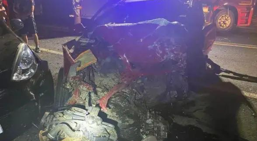 Grave colisão envolvendo ônibus e dois carros deixa uma pessoa morta e 36 feridas na BR 376