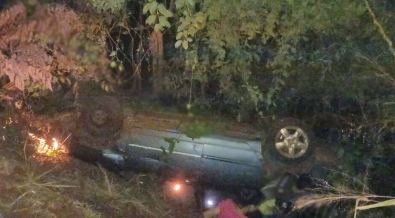 Carro capota em ribanceira com seis ocupantes, incluindo quatro crianças, no Oeste catarinense