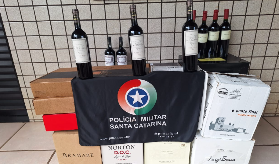 Polícia Militar apreende carro com 117 garrafas de vinho argentino