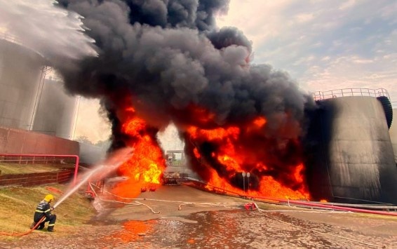 Os três tanques cheios de gasolina podem explodir? bombeiros explicam riscos