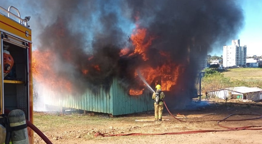 Incêndio destrói casa e veículo e mobiliza bombeiros