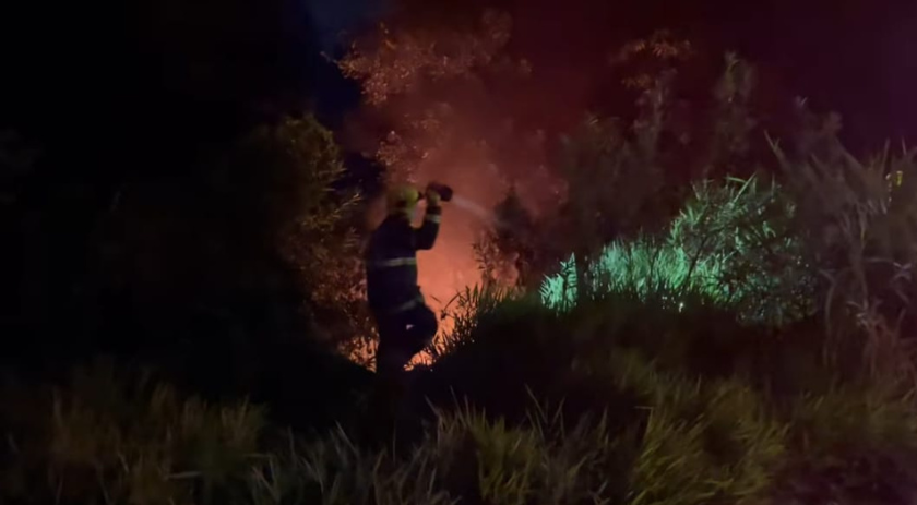 Carro sai da pista, capota e pega fogo entre SMOeste e Bandeirante
