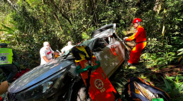 Carro com mãe e filha despenca de ribanceira de 20 metros e ambas sobrevivem em SC
