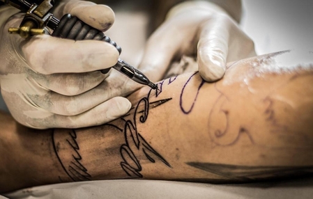 Conselho Federal de Medicina proíbe anestesia geral e sedação na realização de tatuagem