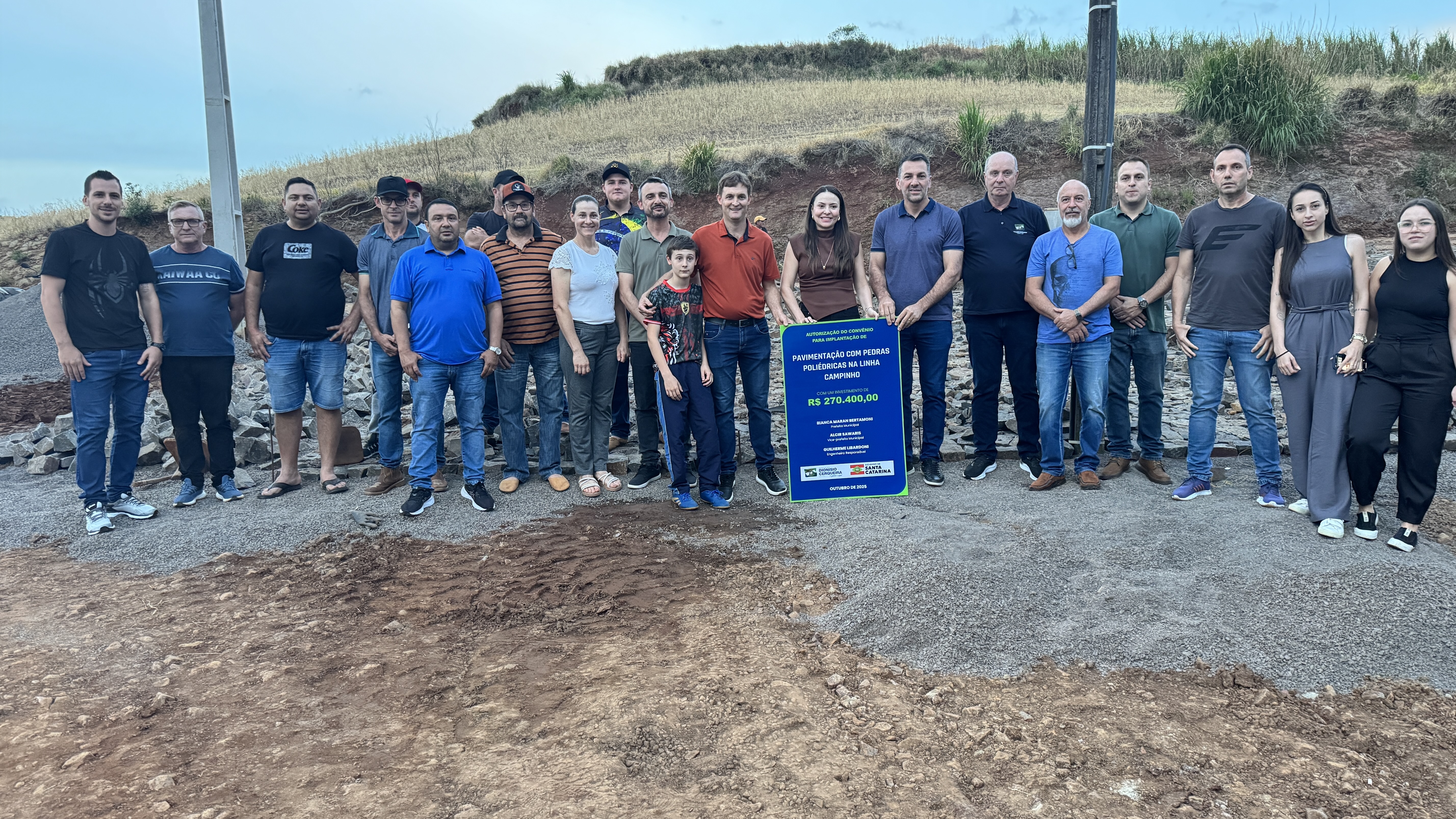 Prefeita assina ordens de serviço para obras nas linhas Campinho e Toldo