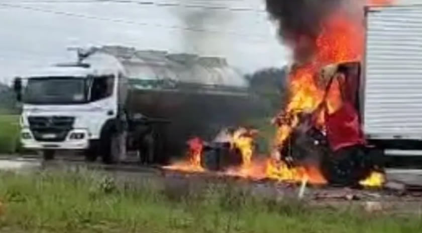 Caminhões colidem em rodovia de Palmitos e um deles pega fogo